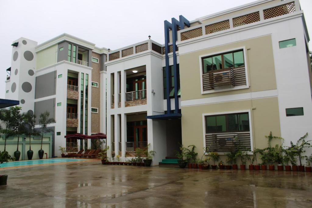 Ten Mile Hotel Yangon Exterior photo